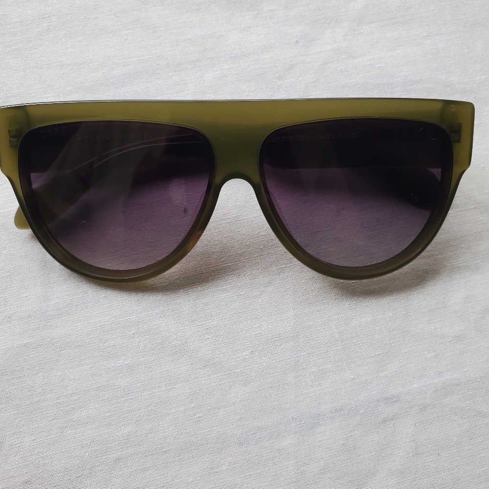 Diff Eyewear GEORGIE Sunglasses in Olive Green